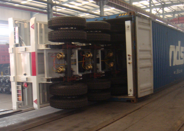 La semi-remorque à plat de 40 pieds avec 3 essieux peut être expédiée avec 40HC pour des économies de fret à l'exportation